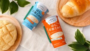 カネカ_「ほら、お茶ミルク 鉄観音烏龍茶＋ミルク」と「ほら、お茶ミルク ルイボスティー＋ミルク」とパンの皿盛り