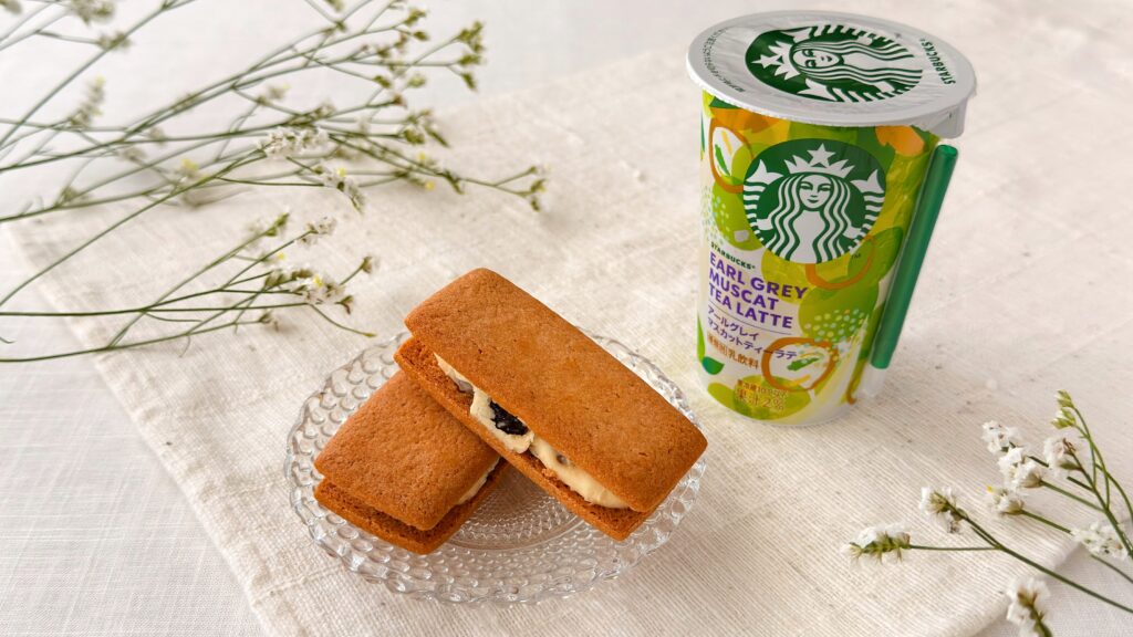 スターバックス_ラムレーズンバターサンドと「スターバックス®アールグレイマスカットティーラテ」がテーブルに並んでいる様子