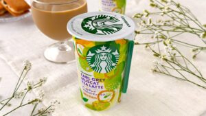 スターバックス_グラスに注いだ「スターバックス®アールグレイマスカットティーラテ」とパッケージ