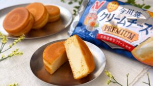ニチレイ_カットした「今川焼（クリームチーズ プレミアム）」の皿のせとパッケージ
