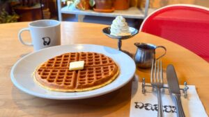 K5_CAFE DANCEのワッフルとコーヒーが並んでいる様子アップ