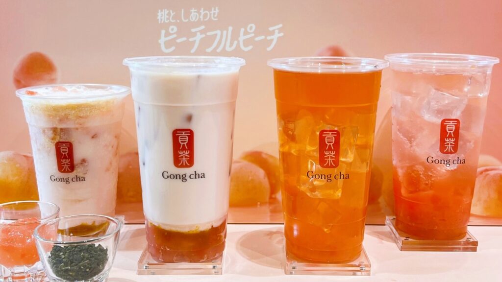 ゴンチャ_2026年夏の新商品「ピーチフルピーチ」4種のドリンクが並んでいる様子