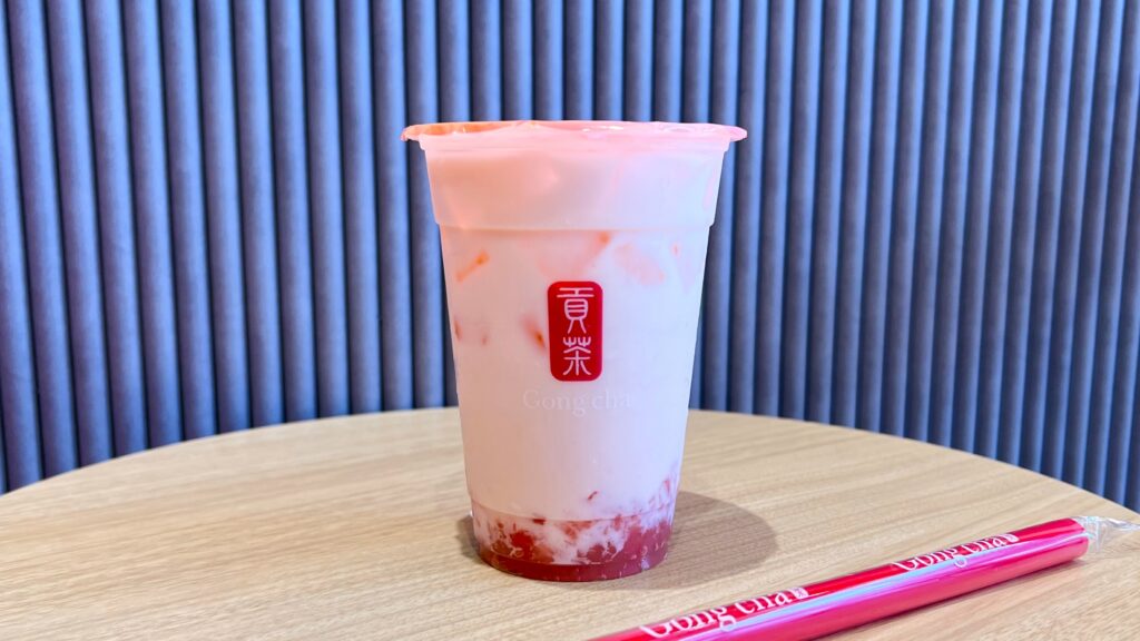 ゴンチャ_テーブルにのった「ピーチフルピーチ ミルクティー」とストロー