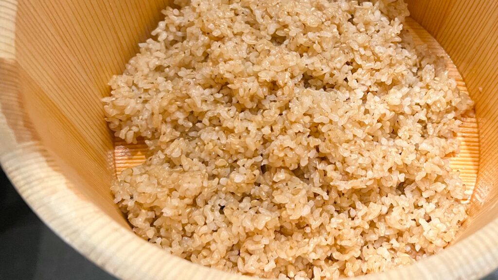 ファンケル_創作料理 FANCL 令和本膳「美腸活弁当」の桶にはいった玄米ご飯