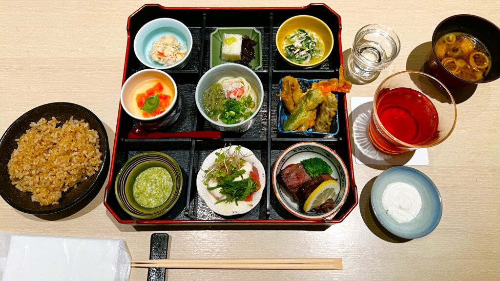 ファンケル_創作料理 FANCL 令和本膳「美腸活弁当」がテーブルに並んでいる様子