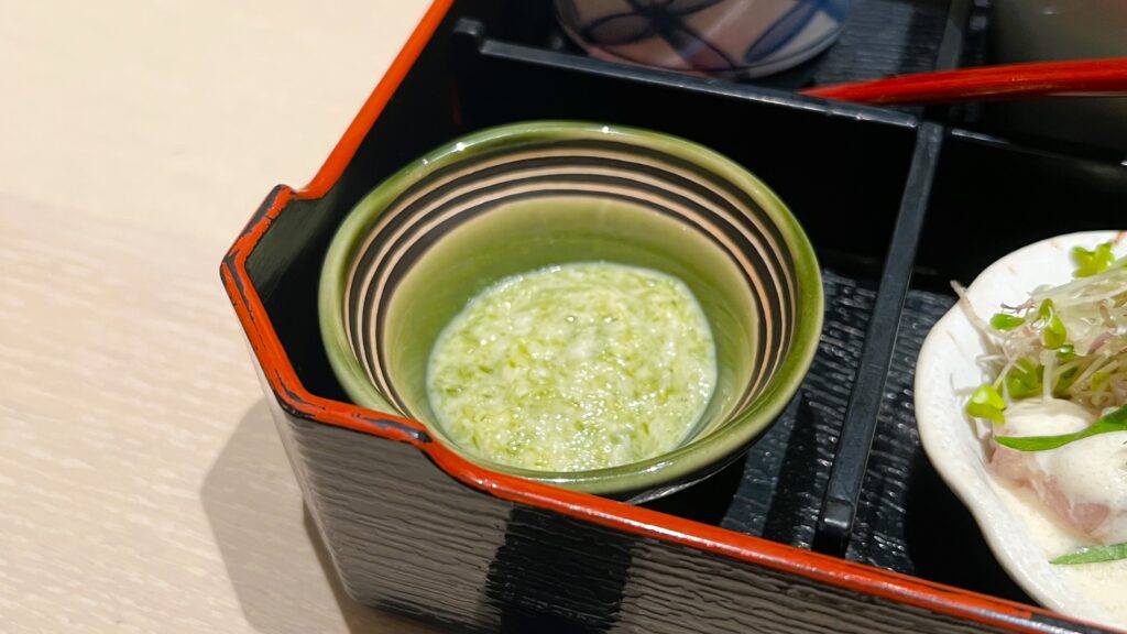 ファンケル_創作料理 FANCL 令和本膳「美腸活弁当」のオクラ とろろ芋 ヨーグルトの皿のせ
