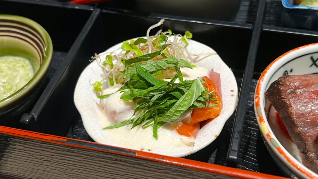 ファンケル_創作料理 FANCL 令和本膳「美腸活弁当」の魚介の大豆ヨーグルトオイル漬けの皿のせ