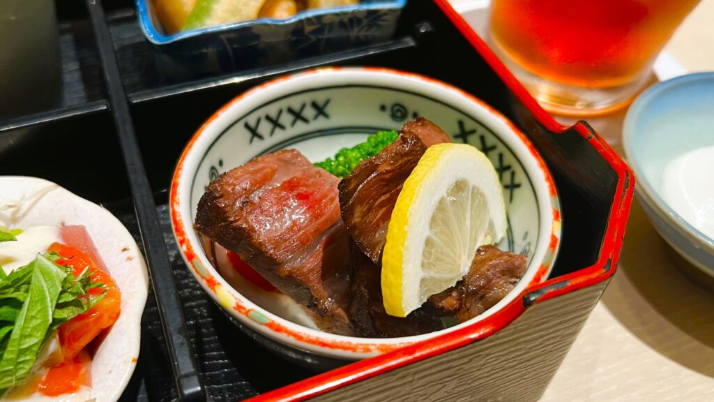 ファンケル_創作料理 FANCL 令和本膳「美腸活弁当」の黒毛和牛の麹漬け焼きの皿のせ