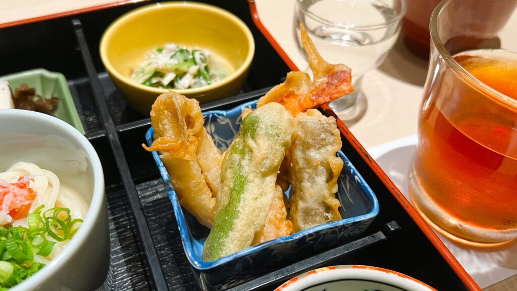 ファンケル_創作料理 FANCL 令和本膳「美腸活弁当」の海老と季節野菜の玄米粉天婦羅 ヨーグルトサワークリーム添えの皿のせ