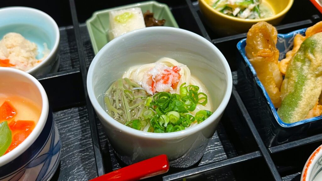 ファンケル_創作料理 FANCL 令和本膳「美腸活弁当」の蓴菜と蟹の稲庭うどん ヨーグルト出汁の皿のせ