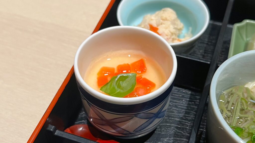 ファンケル_創作料理 FANCL 令和本膳「美腸活弁当」の季節の小鉢三種のトマト銀餡掛け東寺蒸し