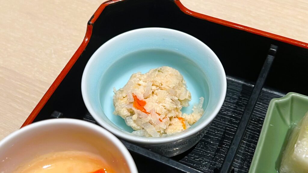 ファンケル_創作料理 FANCL 令和本膳「美腸活弁当」の季節の小鉢三種の卯の花の炊き合わせ