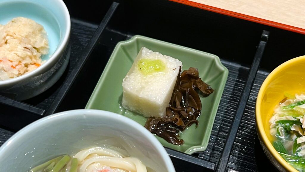 ファンケル_創作料理 FANCL 令和本膳「美腸活弁当」の季節の小鉢の三種養老豆腐