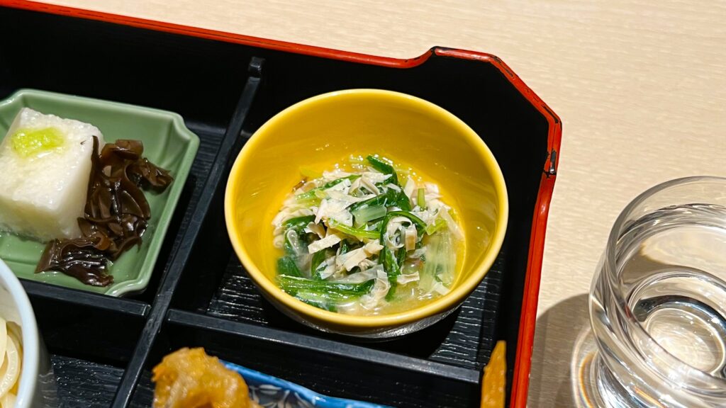 ファンケル_創作料理 FANCL 令和本膳「美腸活弁当」の季節の小鉢三種の鯛と水菜ときのこのお浸し