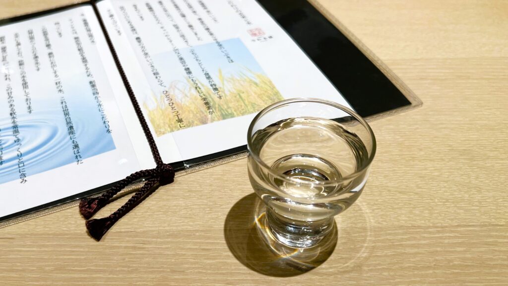 ファンケル_創作料理 FANCL 令和本膳グラスにはいったこだわりの水