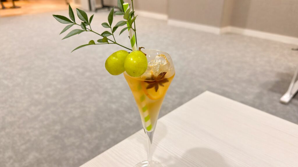 ファンケル_グラスにはいった「シャインマスカットの蜂蜜モクテル」