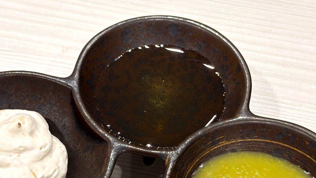 ファンケル_「玄米粉のスコーンたい焼き（豆乳ホイップ、銀座はちみつ、ずんだ餡子）」の銀座はちみつ