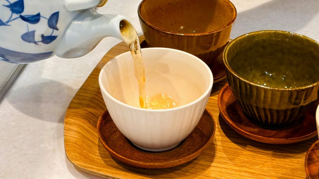ファンケル_「炒りたてほうじ茶」をコップに注いでいる様子