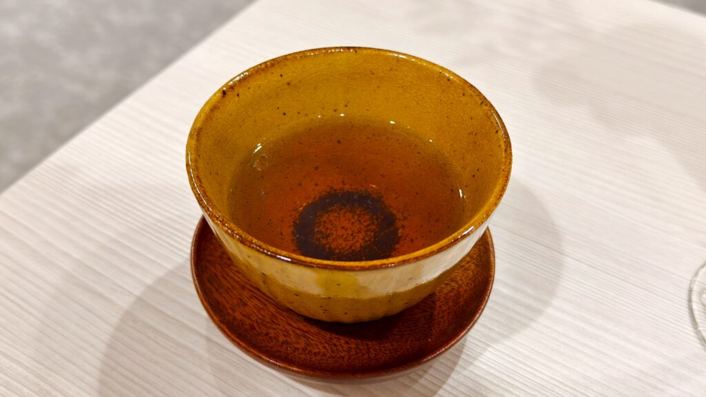 ファンケル_テーブルにのった「炒りたてほうじ茶」