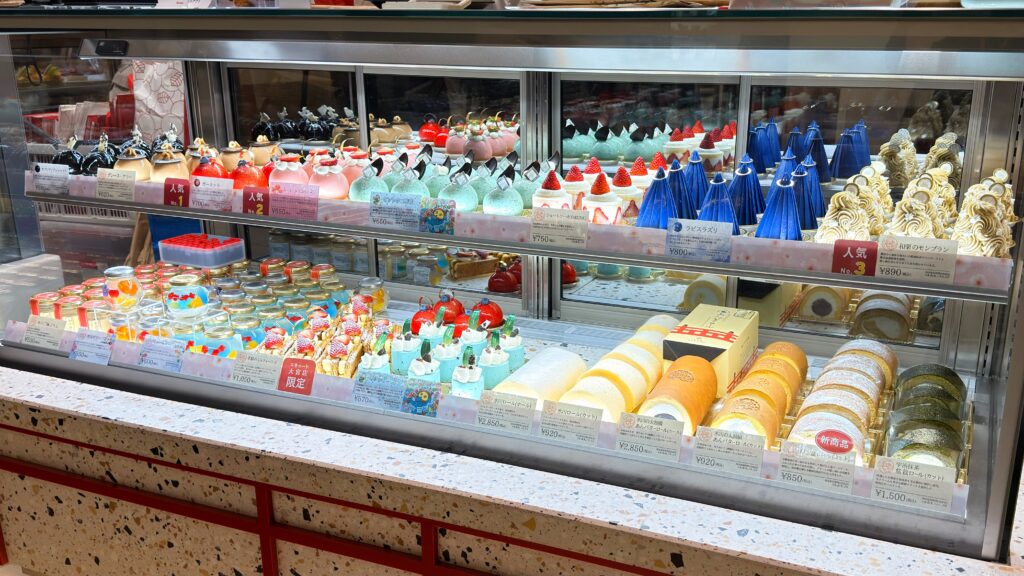 エキュート大宮_店頭ショーケース内にケーキが陳列されている様子