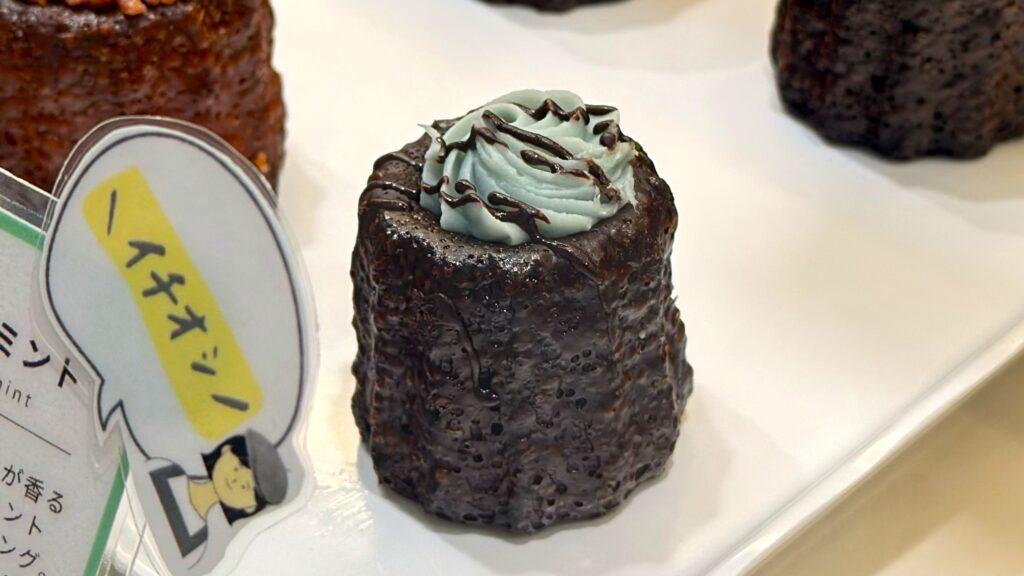 エキュート大宮_店頭トレーに陳列された「チョコミントカヌレ」