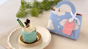 エキュート大宮_氷川の杜YAKUMOの「ミントチーズ」の皿のせと「ミントリーフパイ」のパッケージが並んでいる様子