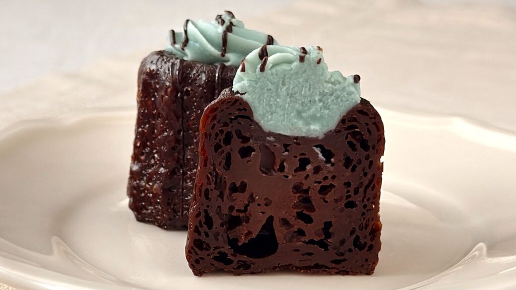 エキュート大宮_「チョコミントカヌレ」の断面