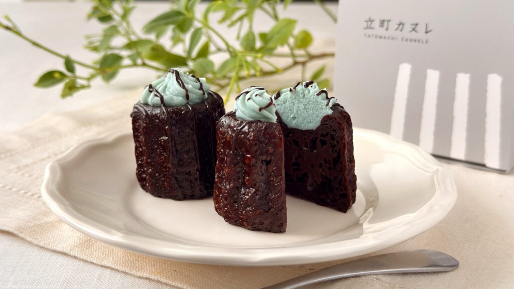 エキュート大宮_カットした「チョコミントカヌレ」の皿盛り