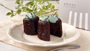 エキュート大宮_カットした「チョコミントカヌレ」の皿盛り