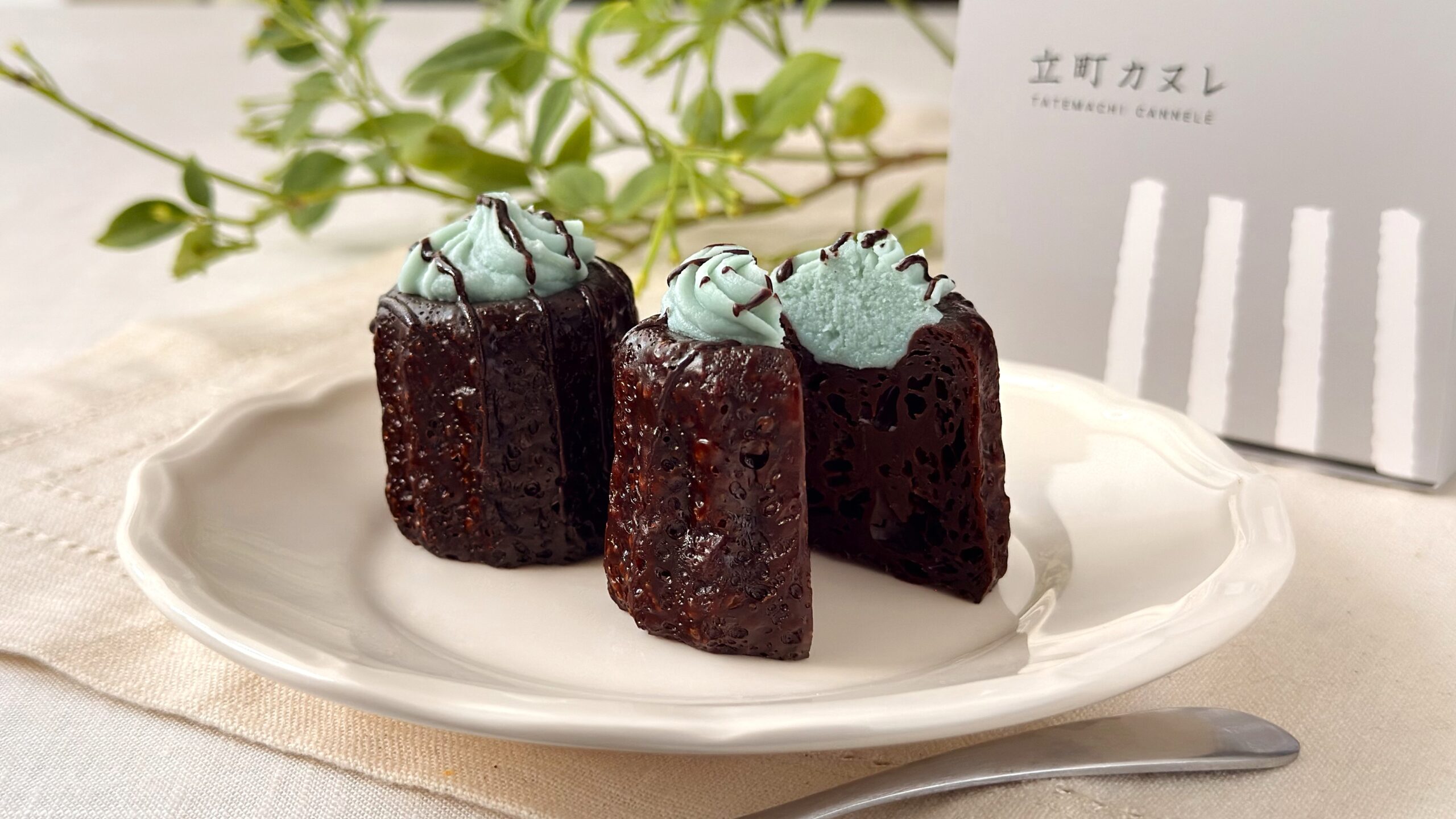 エキュート大宮_カットした「チョコミントカヌレ」の皿盛り