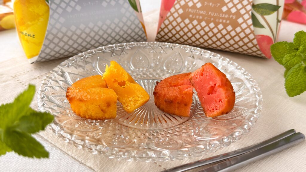 シーキューブ_カットした「FRUTTIMO,SETODA LIMONE 瀬戸田リモーネ 」と「FRUTTIMO,FUJI-SAN-PO<樹上完熟 ピーチ 山梨県産>」の皿盛り