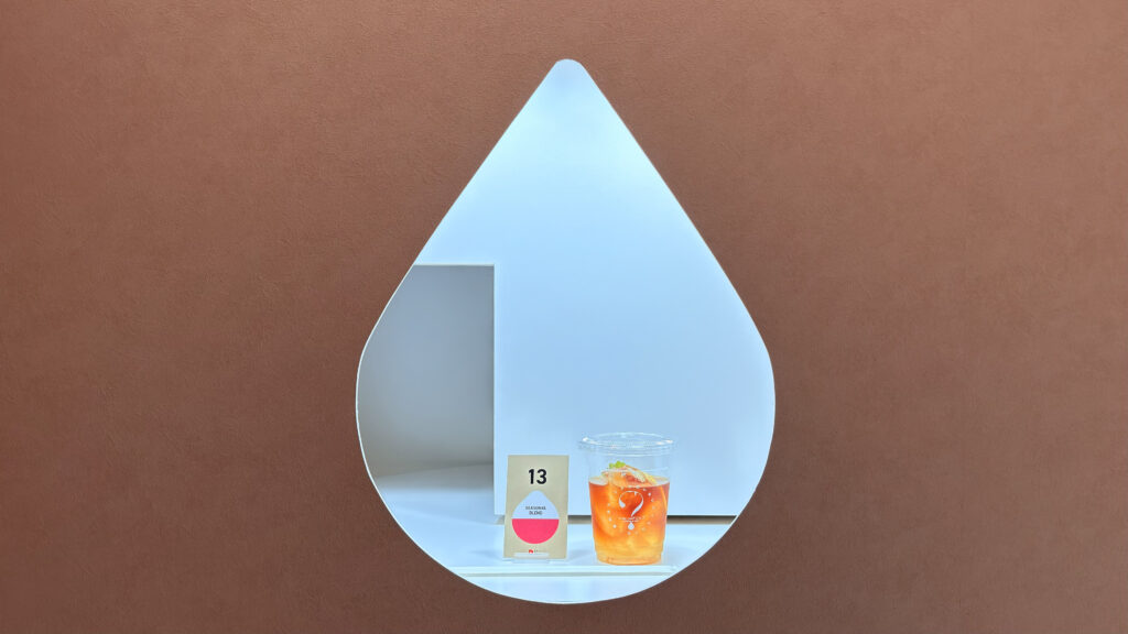 UCC_バリスタのいないアイスコーヒー専門店「ひみつのドリップ」のオーダーしたドリンクとリーフレットが並んでいる様子