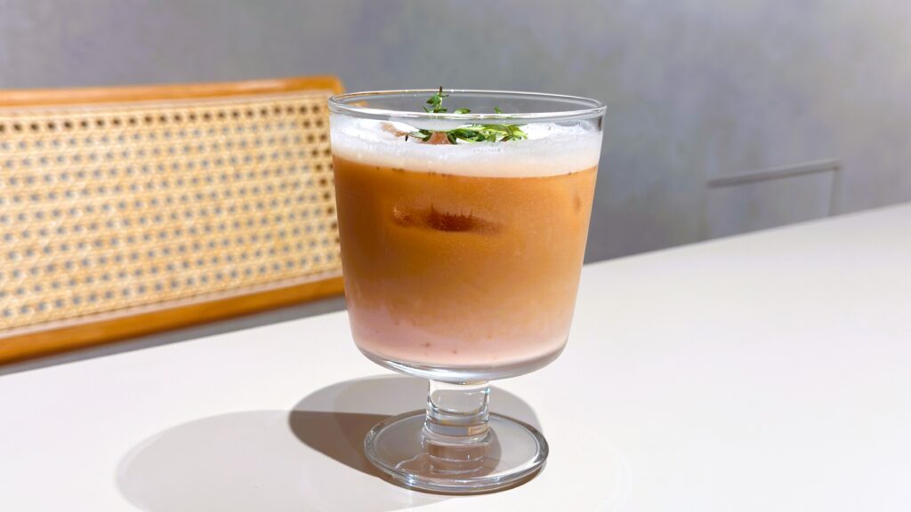 UCC_グラスに注がれた「イチゴヨーグルトコーヒー」