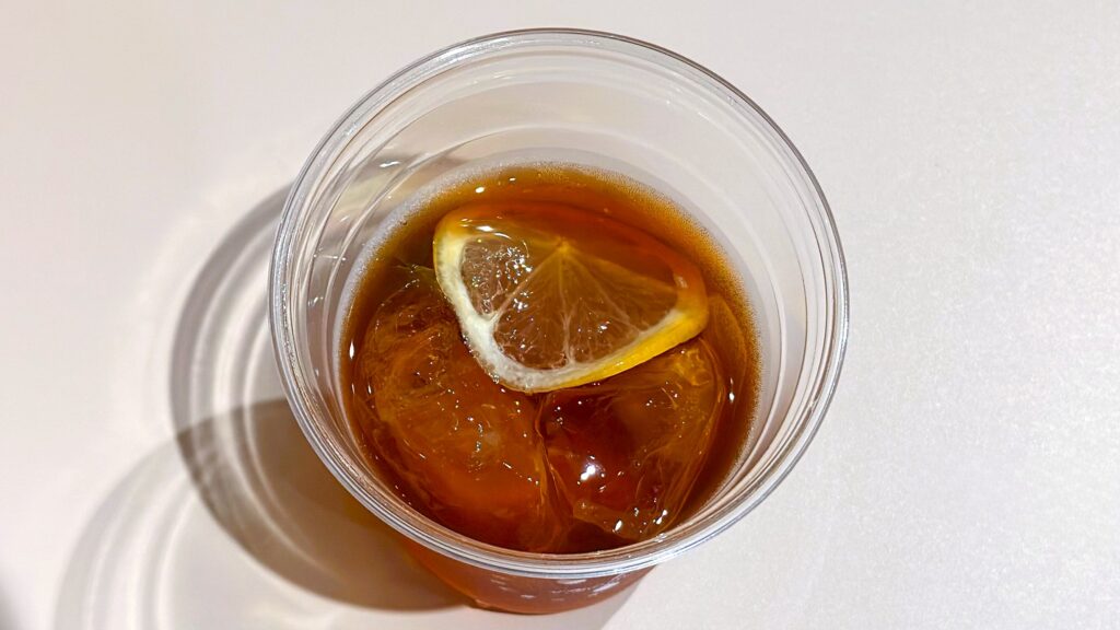 UCC_スライスレモンがのった「コーヒーレモンスカッシュ(マイルド)」