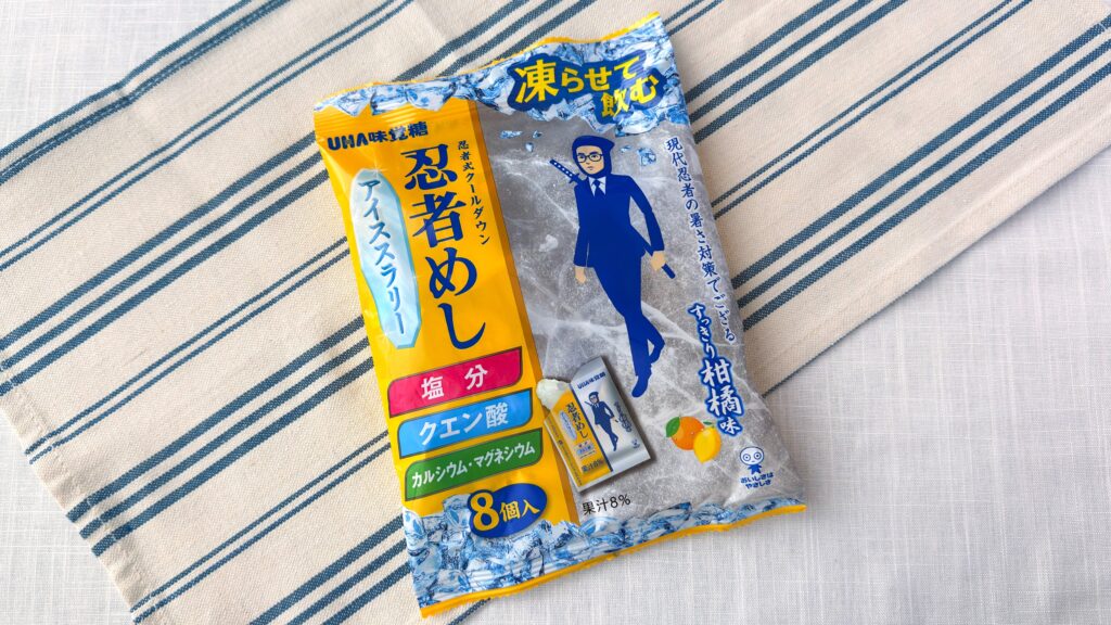 UHA味覚糖_テーブルの上に置いた「忍者めしアイススラリー すっきり柑橘味」