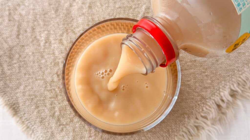 ゴンチャ_「貢茶 ジャスミンミルクティー」をグラスに注いでいる様子