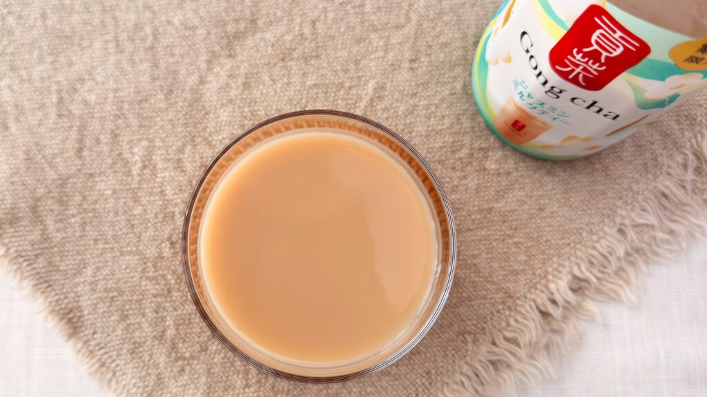 ゴンチャ_グラスに注いだ「貢茶 ジャスミンミルクティー」とペットボトル
