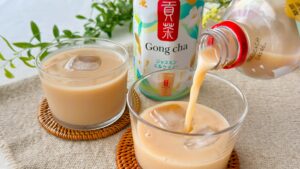 ゴンチャ_グラスに「貢茶 ジャスミンミルクティー」を注いでいる様子
