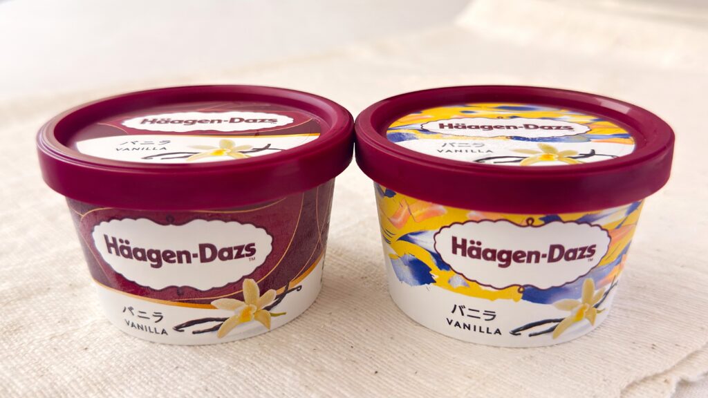 ハーゲンダッツ_ハーゲンダッツ ミニカップ 『バニラ』の新旧パッケージが並んでいる様子