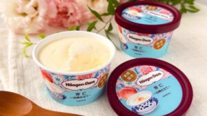 ハーゲンダッツ_ミニカップ『杏仁～白桃仕立て～』を食べている様子