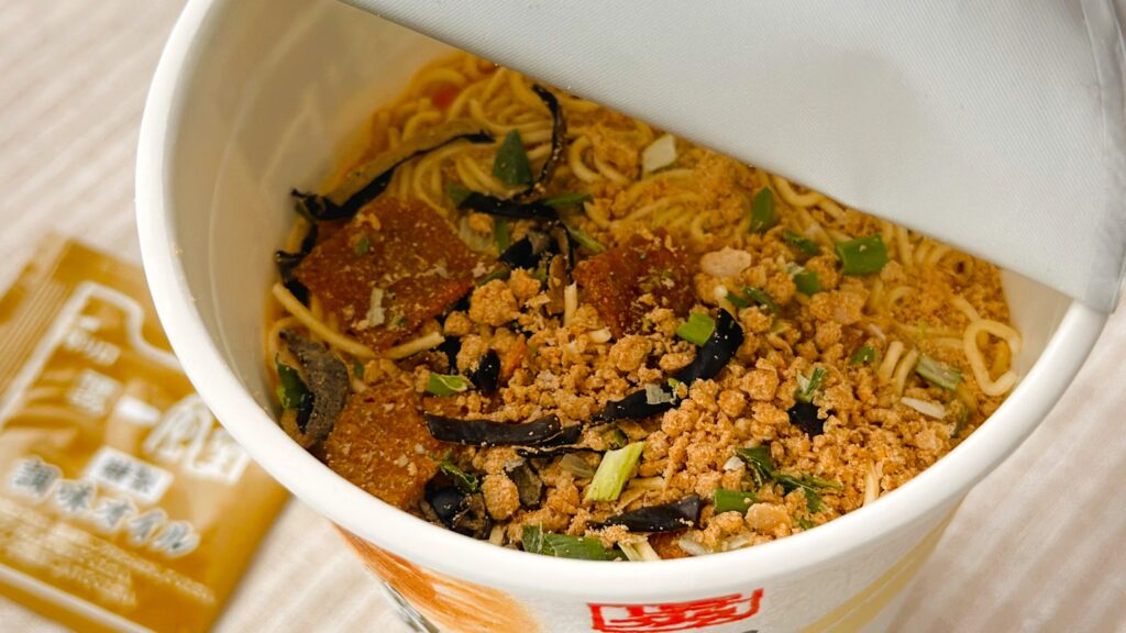 渡辺製麺_「博多豚骨ラーメン 一風堂白丸元味」のふた開け