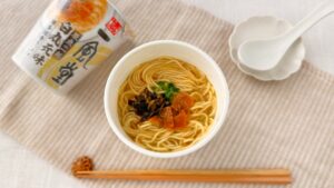 渡辺製麺_できたての「博多豚骨ラーメン 一風堂白丸元味」とパッケージ