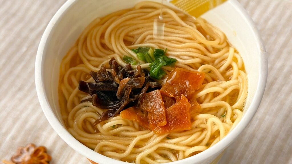 渡辺製麺_「博多豚骨ラーメン 一風堂白丸元味」に特製調味オイルをかけている様子