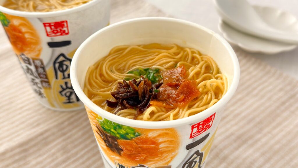 渡辺製麺_テーブルの上にのった「博多豚骨ラーメン 一風堂白丸元味」
