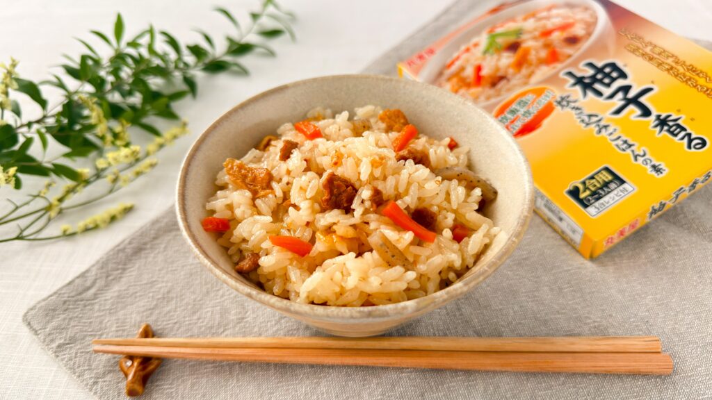 丸美屋_「柚子香る炊き込みごはんの素」で炊いたご飯とパッケージが並んでいる様子