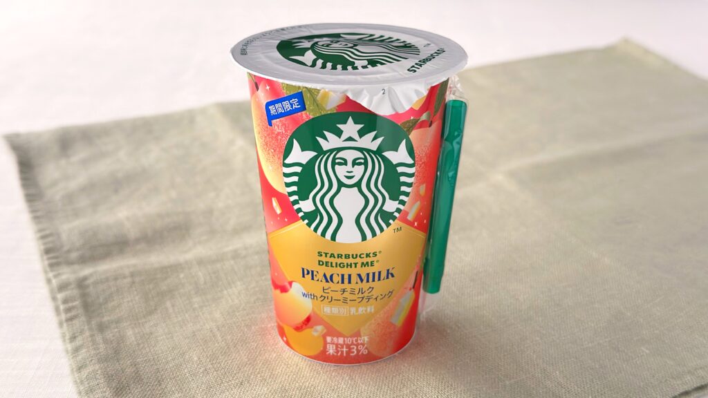 スターバックス_ストローがついた「スターバックス® DELIGHT ME® ピーチミルク with クリーミープディング」