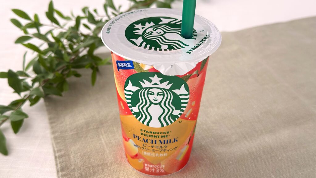 スターバックス_ストローをさした「スターバックス® DELIGHT ME® ピーチミルク with クリーミープディング」