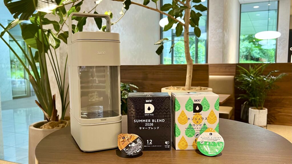 UCC_UCC DRIP PODと「サマーブレンド2026」や「ホンジュラス&コロンビア」のパッケージが並んでいる様子