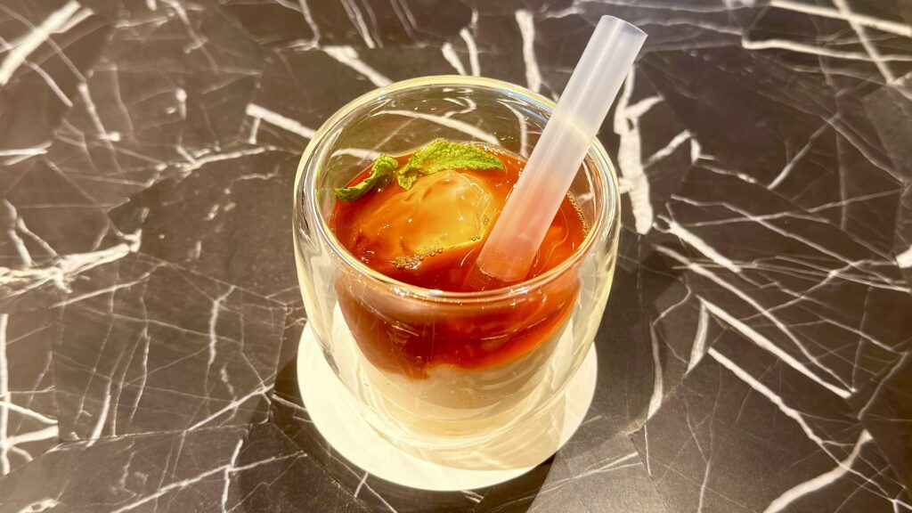 UCC_ストローの刺さった「ヨーグルトコーヒー（ホンジュラス&コロンビア）」2