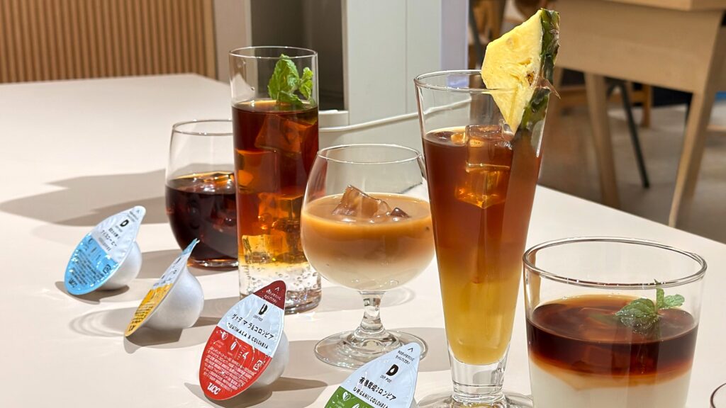 UCC_バリスタのいないアイスコーヒー専門店「ひみつのドリップ」で提供されているドリンクとカプセルが並んでいる様子